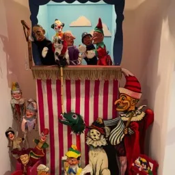 Fotografía de un autómata que representa varios personajes de Punch & Judy en una caseta.