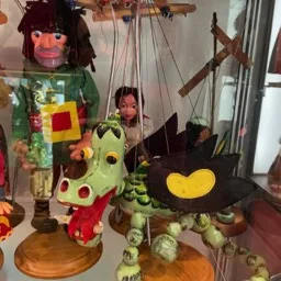Fotografía de las marionetas Pelham del Gigante y el Dragón.