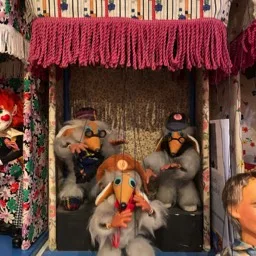 Fotografía de una vitrina de marionetas Pelham de los Wombles.