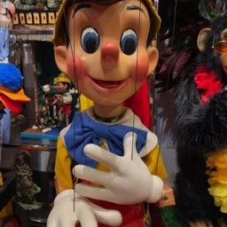 Fotografía de una marioneta de hilos Walt Disney Pinocho.