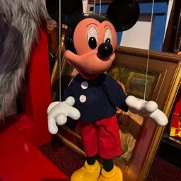 Fotografía de una marioneta de hilos de Mickey Mouse.