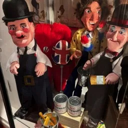 Fotografía de marionetas de hilos caricaturescas de Laurel y Hardy, y Ken Dodd.