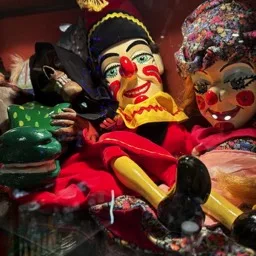 Fotografía de las marionetas de mano Punch, Judy, el Policía y el Cocodrilo.