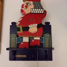 Fotografía de un juguete mural de Mr Punch de madera.