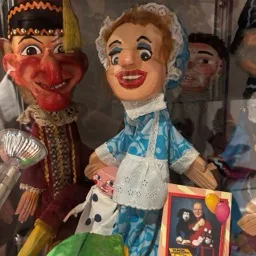 Primer plano de los títeres de mano Mr Punch y Judy en una vitrina.