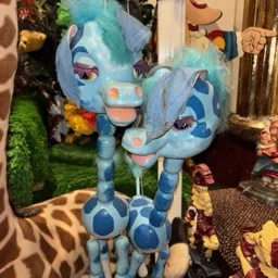 Fotografía de dos jirafas marionetas Pelham azules.